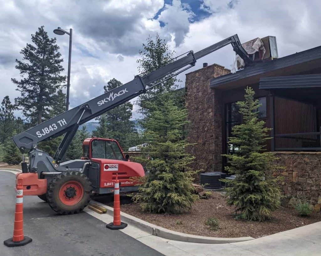 a crane is parked outside of a building.